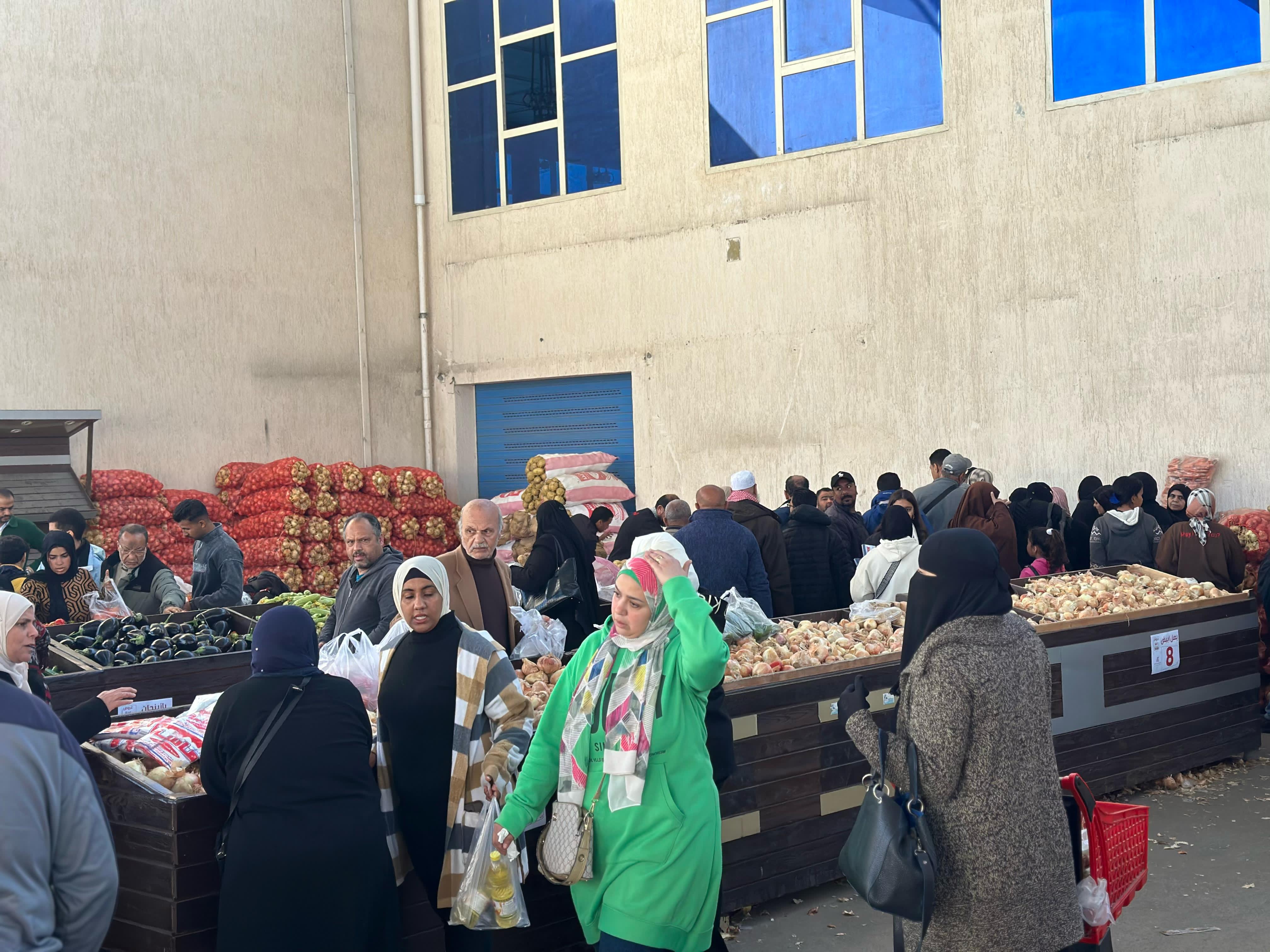 جانب من شراء الخضراوات