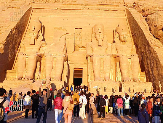 ساحة-معبد-أبوسمبل-ممتلئة-بالسياح-الأجانب ساحة-معبد-أبوسمبل-ممتلئة-بالسياح-الأجانب