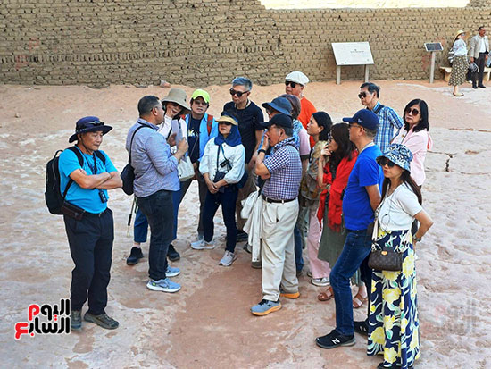 مجموعات-السياحة-تستمع-لشرح-حول-المعبد مجموعات-السياحة-تستمع-لشرح-حول-المعبد