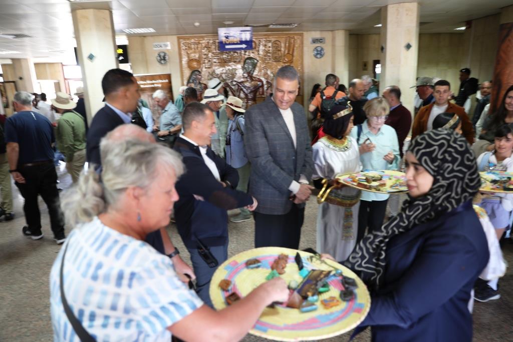 محافظ أسوان ونائبه يستقبل السياح محافظ أسوان ونائبه يستقبل السياح