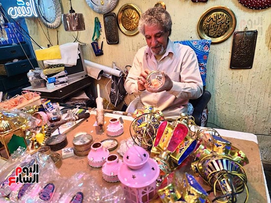 عم-حمودة-خلال-تزيينه-للفانوس-العربي-التراثى عم-حمودة-خلال-تزيينه-للفانوس-العربي-التراثى