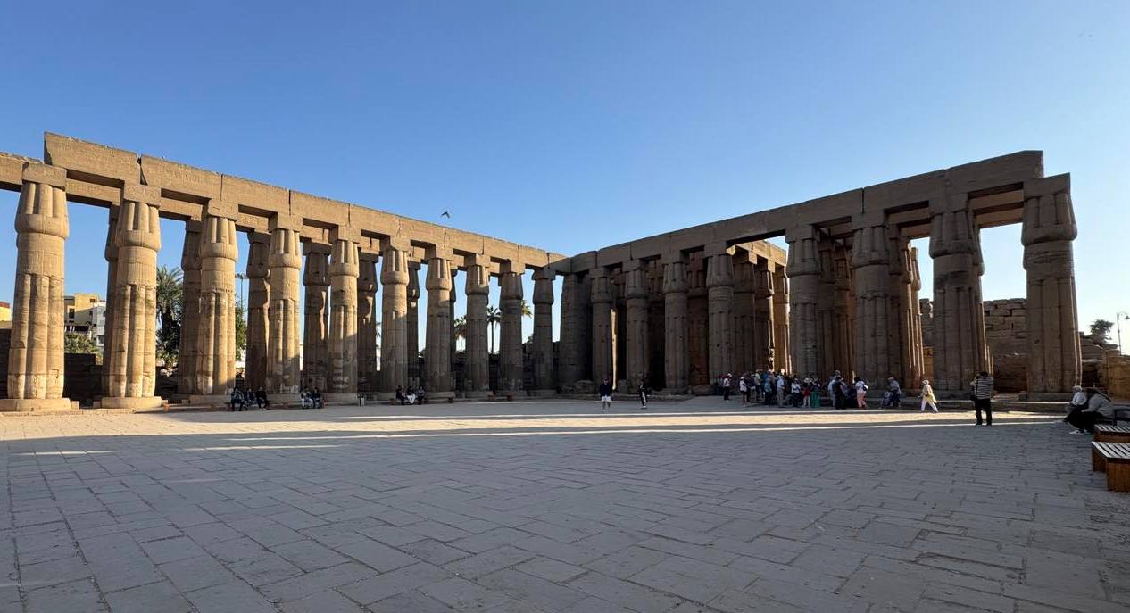 استمتاع سياح العالم فى قلب صالة الأعمدة بالمعبد استمتاع سياح العالم فى قلب صالة الأعمدة بالمعبد