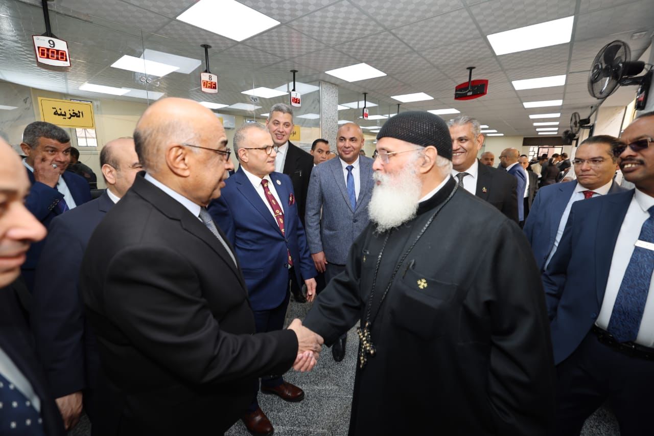 وزير العدل يلتقى احد المواطنين بالشهر العقارى