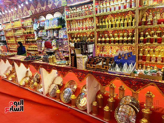 فوانيس-رمضان-على-كل-شكل-ولون-(4)