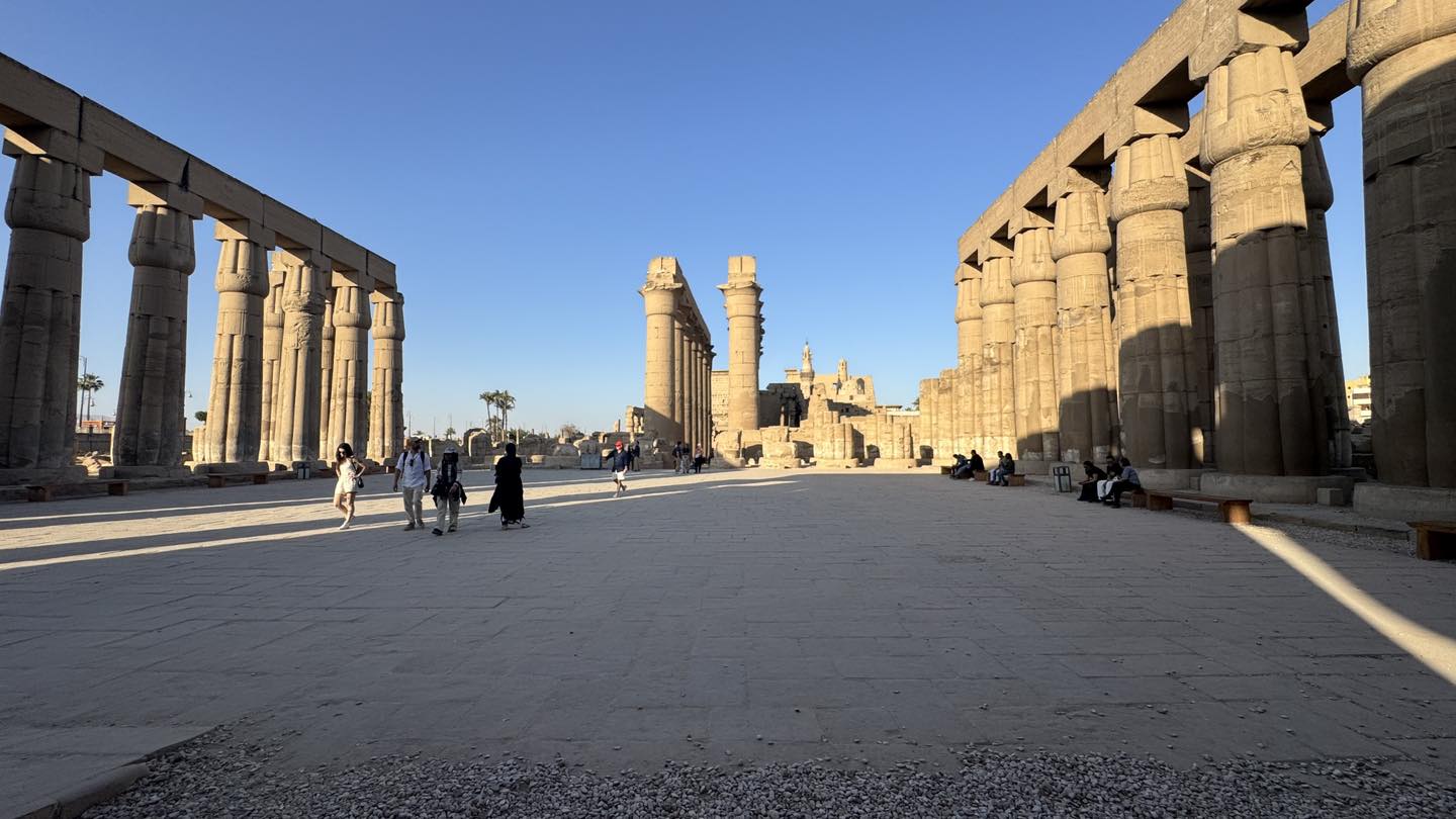 جانب من السياح في العالم يزور في معبد الكمور