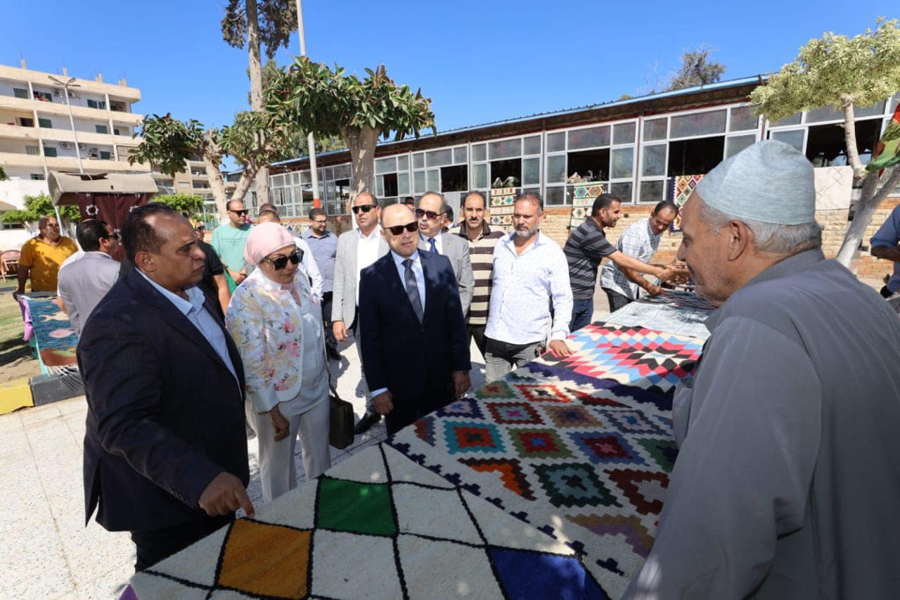 محافظ كفر الشيخ يشيد بالصناعة اليدوبة للسجاد محافظ كفر الشيخ يشيد بالصناعة اليدوبة للسجاد