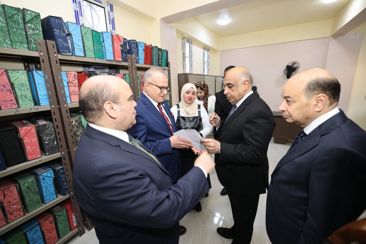 وزير العدل يستمع لشرح مساعده لابنية المحاكم