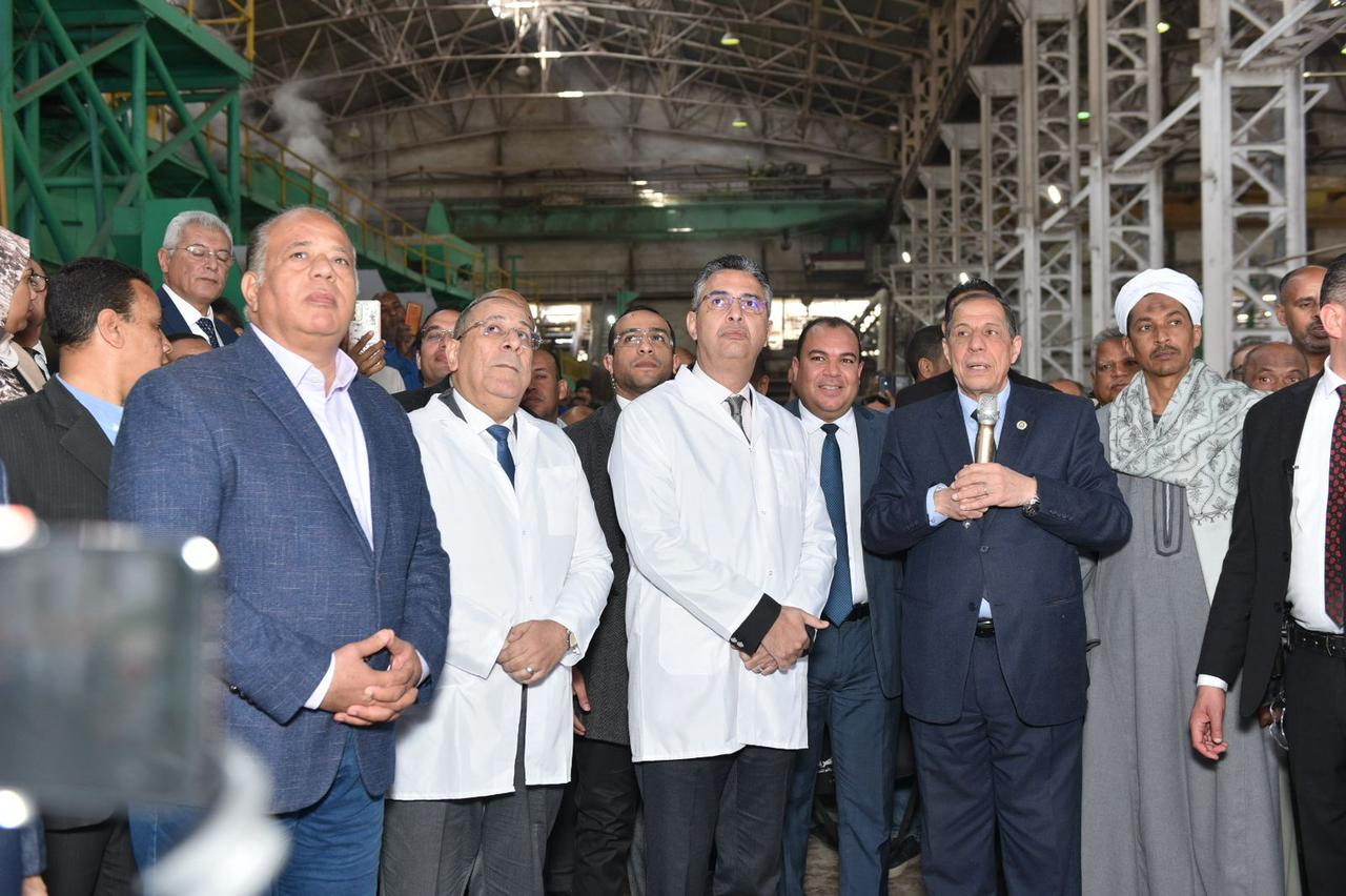 الدكتور شريف فاروق وزير التموين خلال جولة بمصانع شركة السكر والصناعات التكاملية(12)