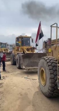 علم مصر فوق الجرافة