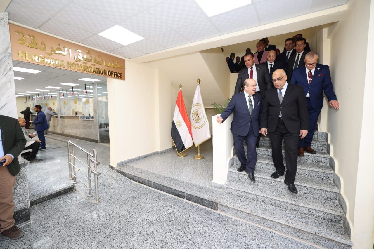 جولة وزير العدل فى الشهر العقارى بالغردقة