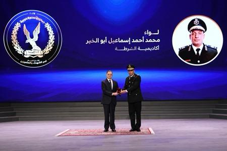 تكريم الأبطال. (4)