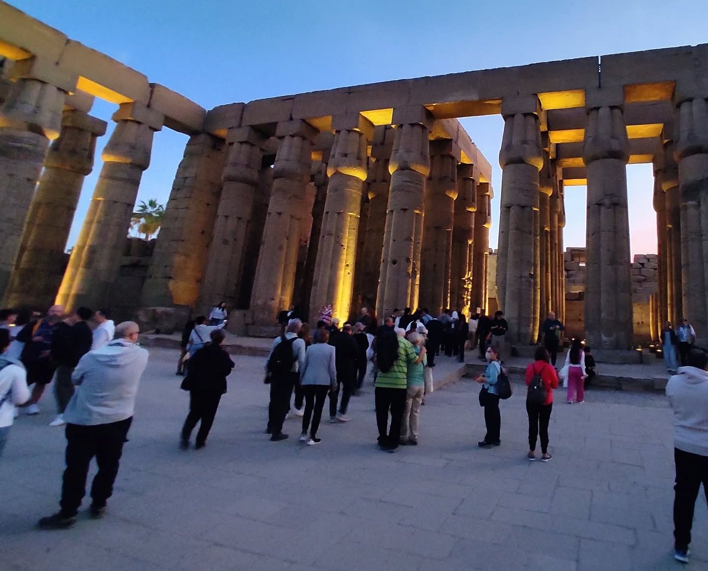 إقبال سياحى داخل أروقة معبد الأقصر إقبال سياحى داخل أروقة معبد الأقصر