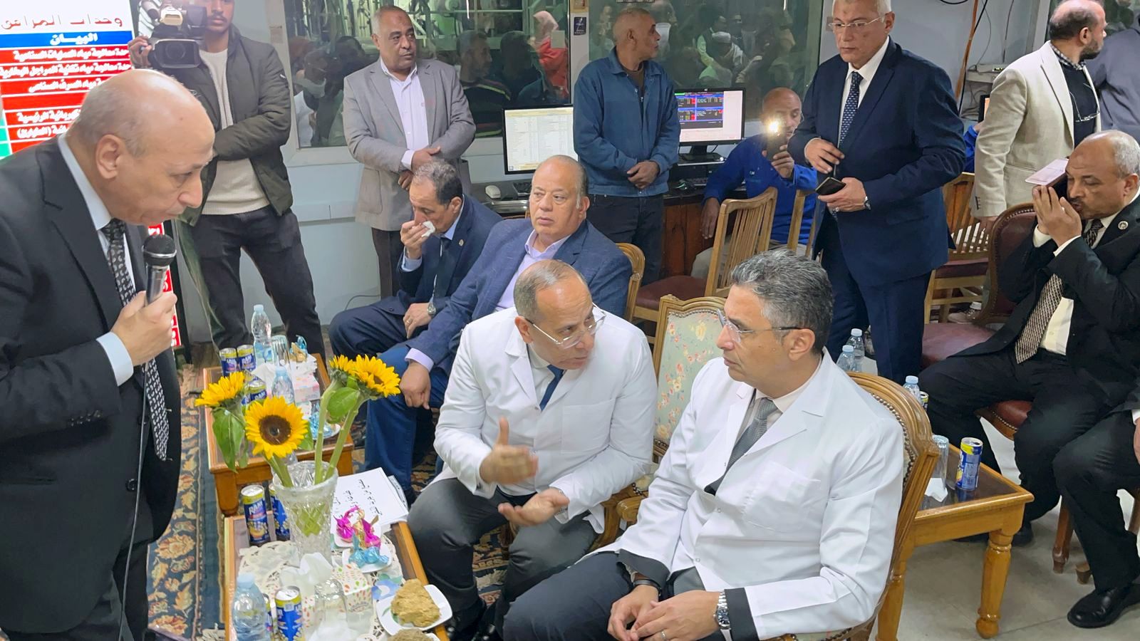 الدكتور شريف فاروق وزير التموين يستمع لمراحل انتاج السكر بمصنع قوص