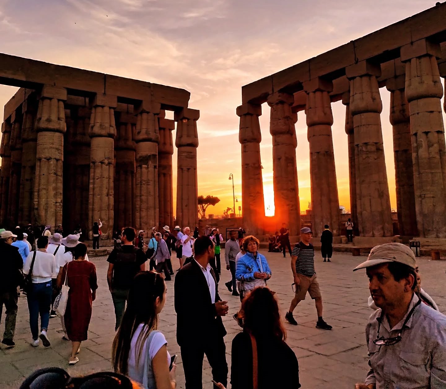 توافد سياح العالم بصورة مميزة بمعبد الأقصر توافد سياح العالم بصورة مميزة بمعبد الأقصر