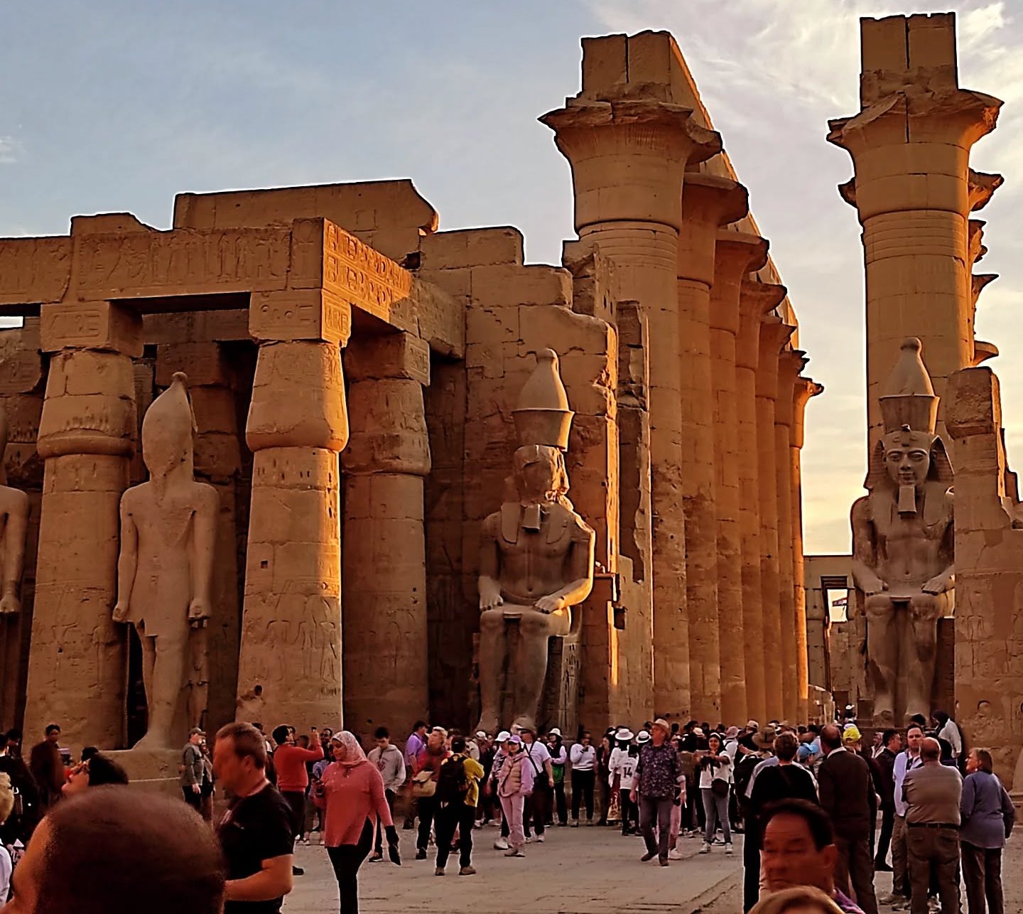 توافد أفواج العالم بصورة مميزة فى معبد الأقصر توافد أفواج العالم بصورة مميزة فى معبد الأقصر