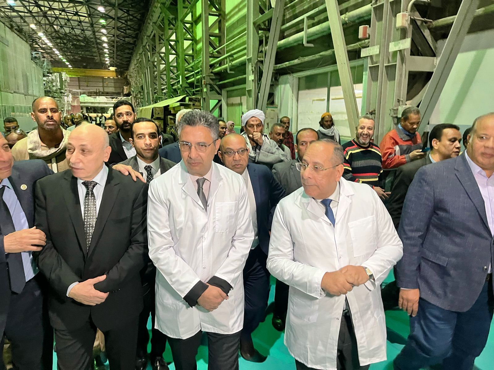 الدكتور شريف فاروق وزير التموين خلال جولة بمصنع سكر قوص