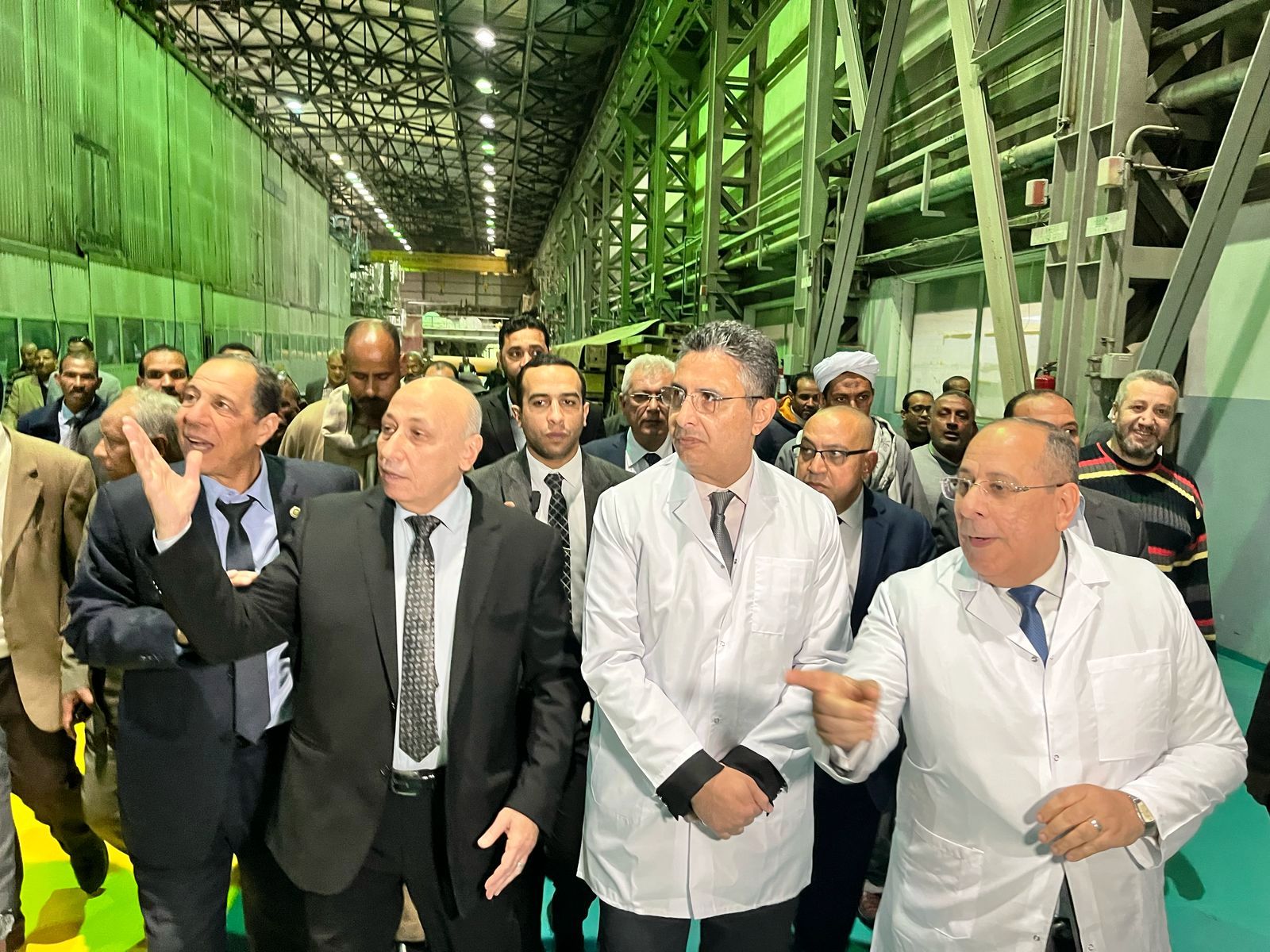الدكتور شريف فاروق وزير التموين يتفقد مصنع سكر قوص