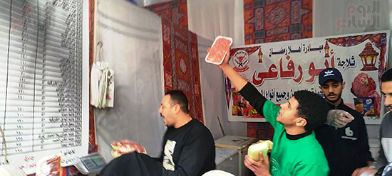 اقبال-المواطنين-على-المعرض اقبال-المواطنين-على-المعرض