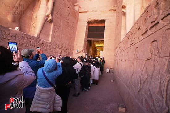 الزائرون-يلتقطون-صورا-تذكارية الزائرون-يلتقطون-صورا-تذكارية