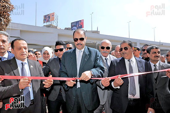 محافظ-سوهاج-يقص-شريط-المعرض