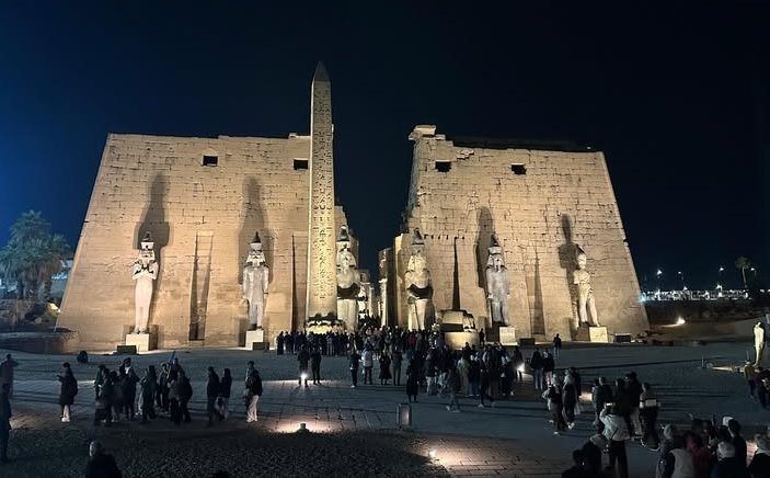 الإقبال السياحى المسائي المميز داخل معبد الأقصر الإقبال السياحى المسائي المميز داخل معبد الأقصر