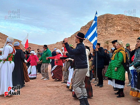 السائحون السائحون