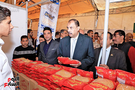 المحافظ-يتفقد-المعروضات-من-المكرونه