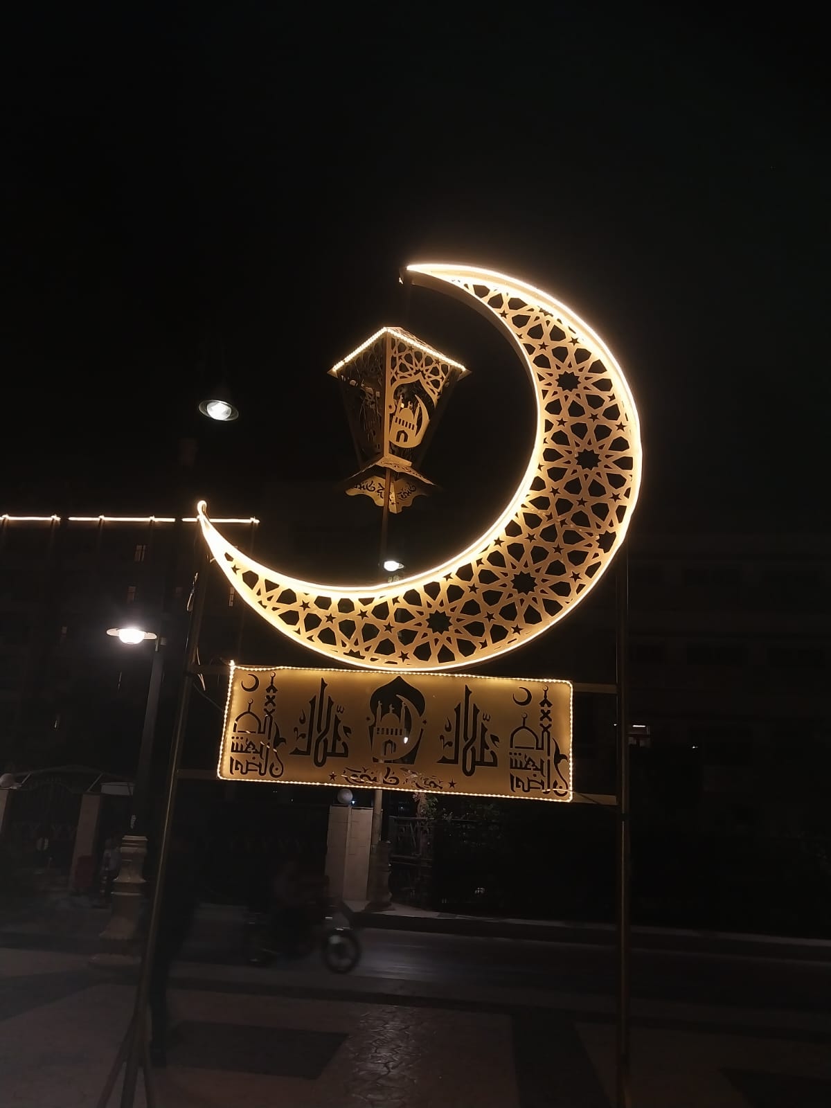 شوارع الأقصر تتزين وتتجمل بالفانوس والهلال قبل