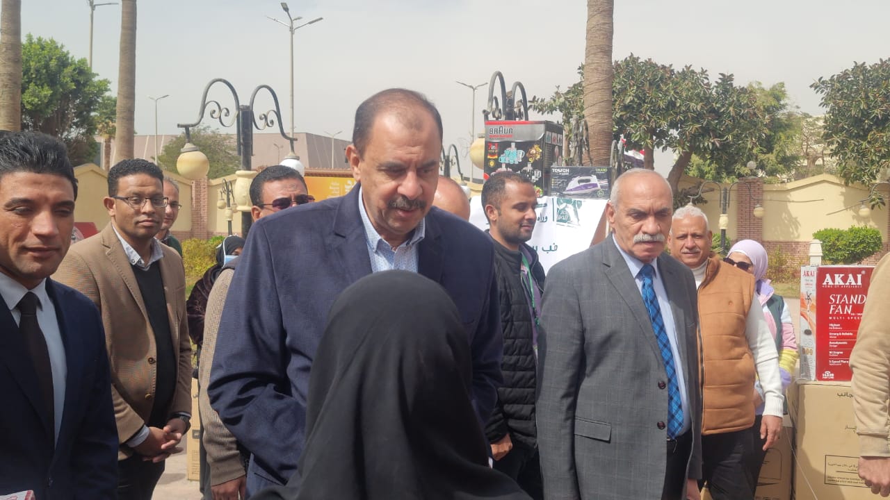 محافظ والسكرتير العام بالتوزيع محافظ والسكرتير العام بالتوزيع