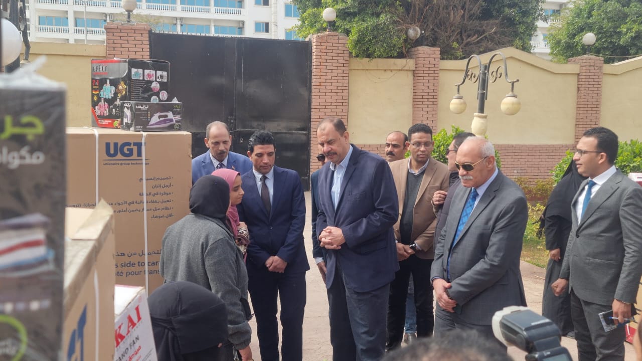 المحافظ ونائبه وتسلم الاجهزة المحافظ ونائبه وتسلم الاجهزة