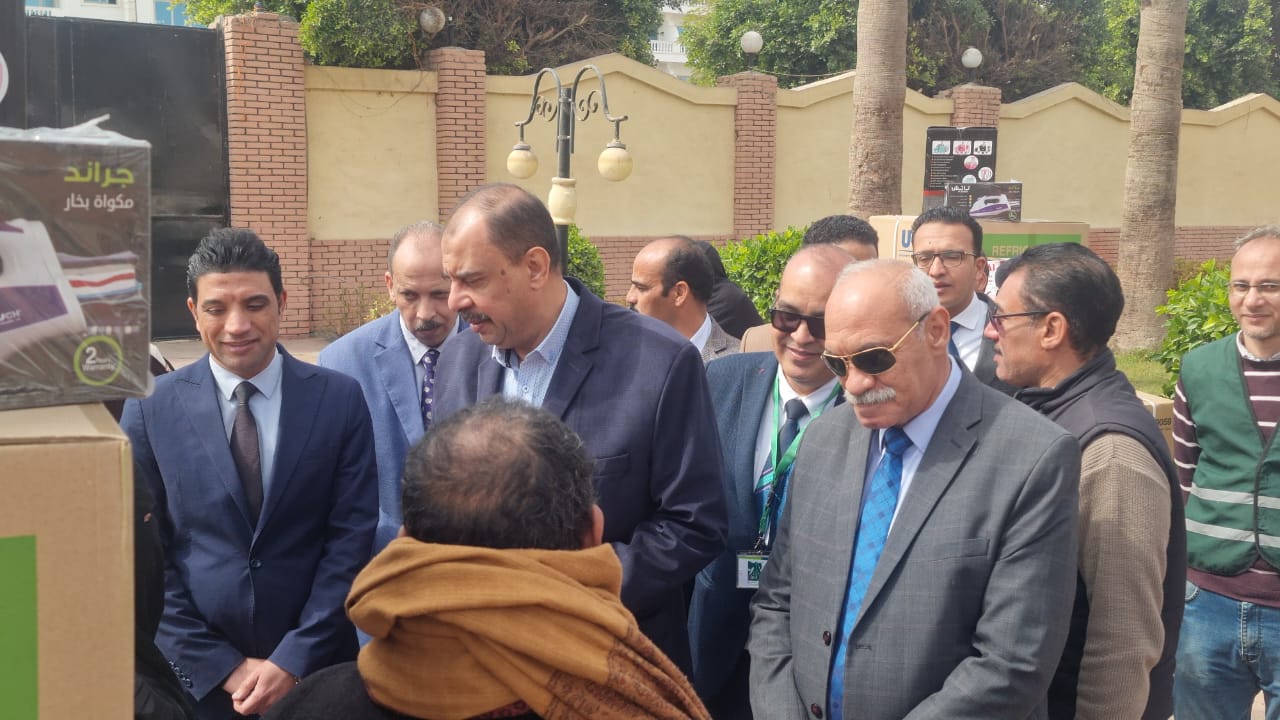 المحافظ ونائبه يتفقدان الأجهزة المحافظ ونائبه يتفقدان الأجهزة