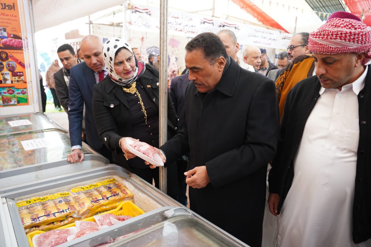 اللواء خالد شعيب يعاين السلع المعروضة بمعرض اهلا رمضان