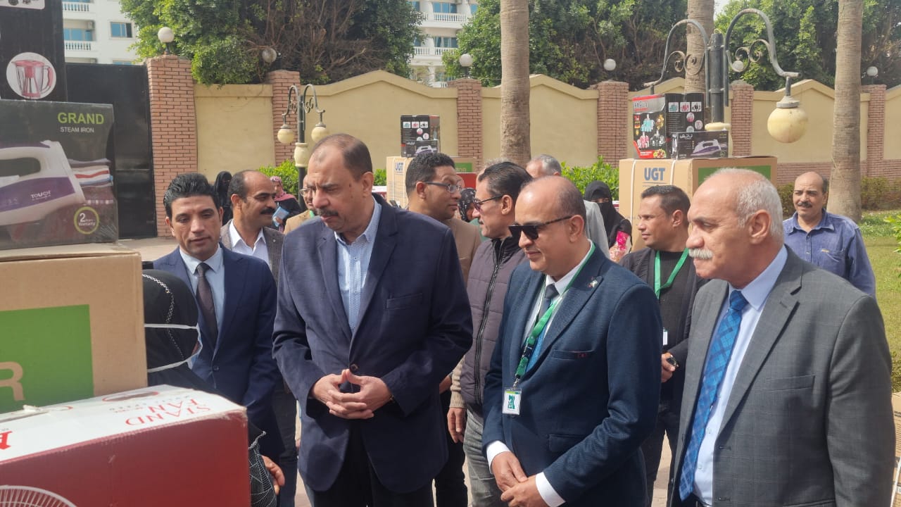 مسؤل مؤسسة مصر الخير مع المحافظ ونائبه والسكرتير العام مسؤل مؤسسة مصر الخير مع المحافظ ونائبه والسكرتير العام