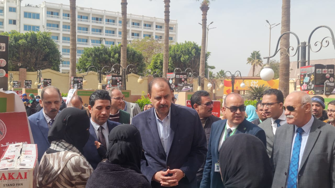 المحافظ يقدم التهنئة للفتيات المحافظ يقدم التهنئة للفتيات