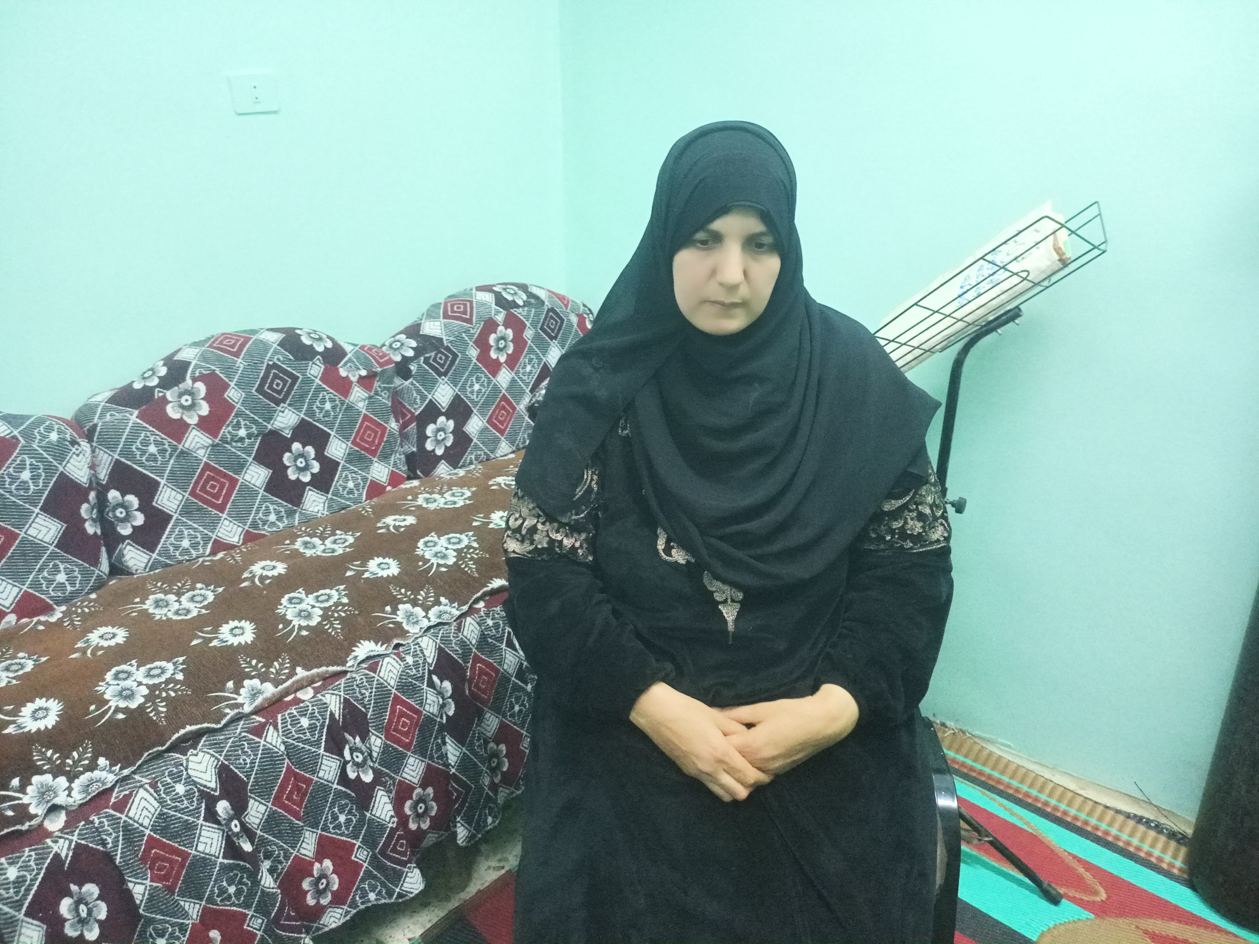 حزن على وجه الطبيبة حزن على وجه الطبيبة
