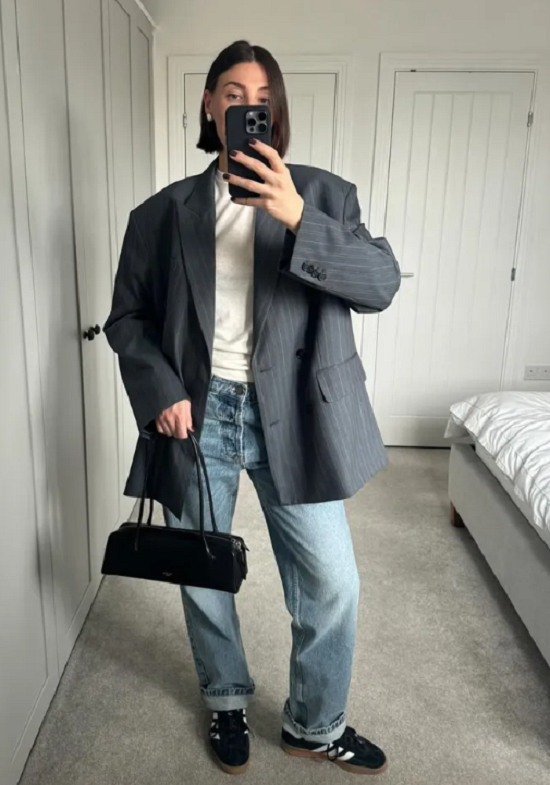 حذاء رياضي مع بنطلون جينز