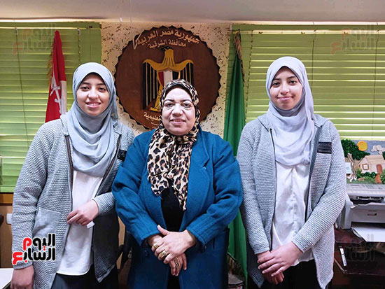 مديرة-الادارة-التعليمية-بلبيس-مع-الطالبتين