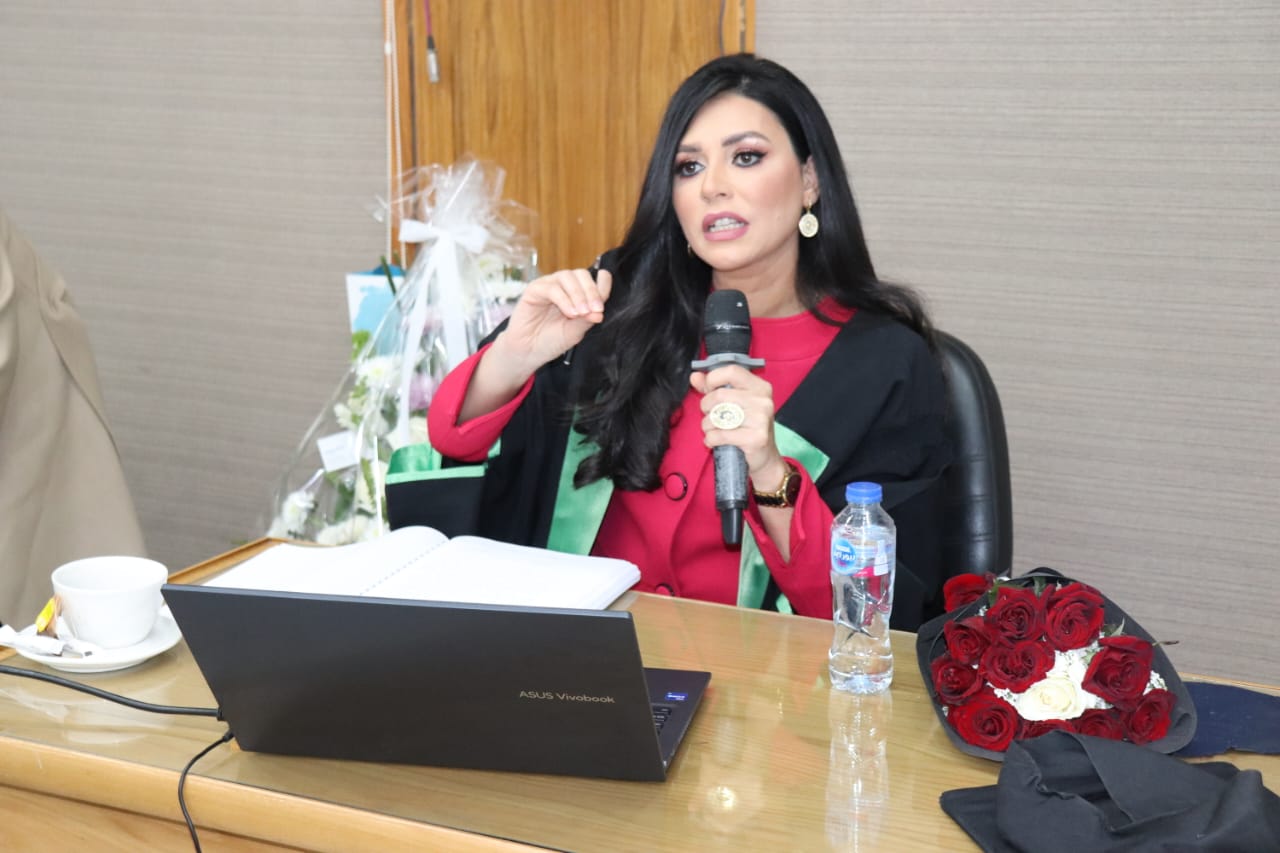الباحثة دينا عصمت والي تحصل على درجة الدكتوراه (3)