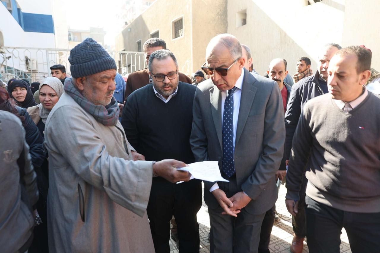 محافظ المنيا مع المرضي