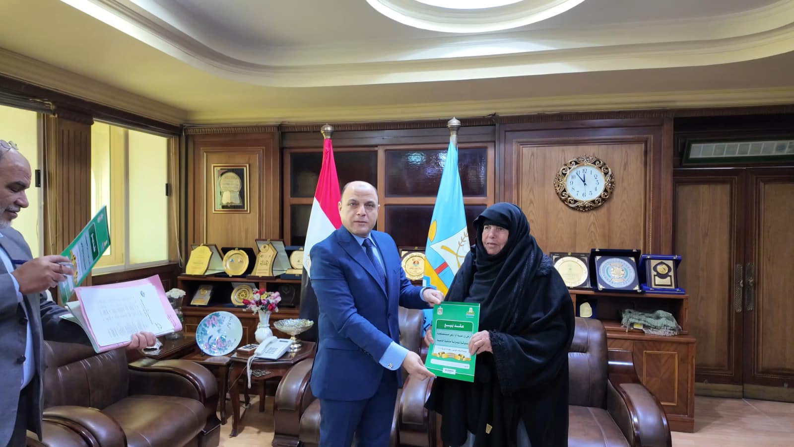 تسليم عقد تقنين لسيدة 