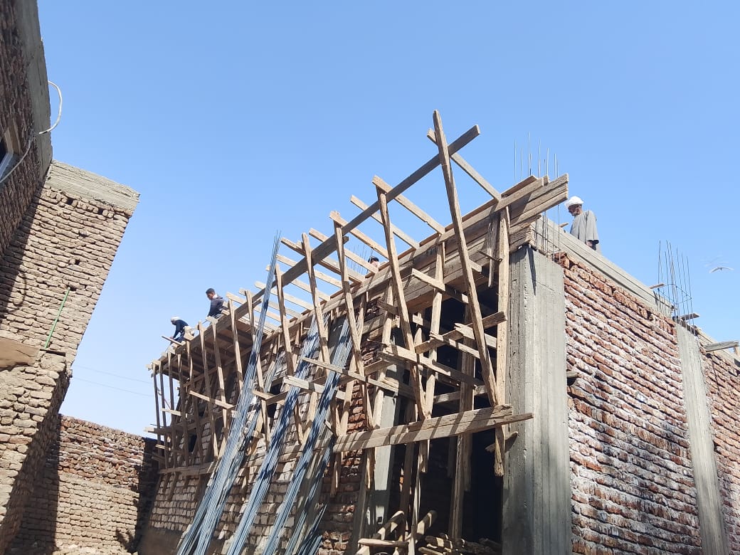 مدينة أرمنت تزيل محاولتى بناء مخالف بمساحة 300 متر بالمخالفة للقانون