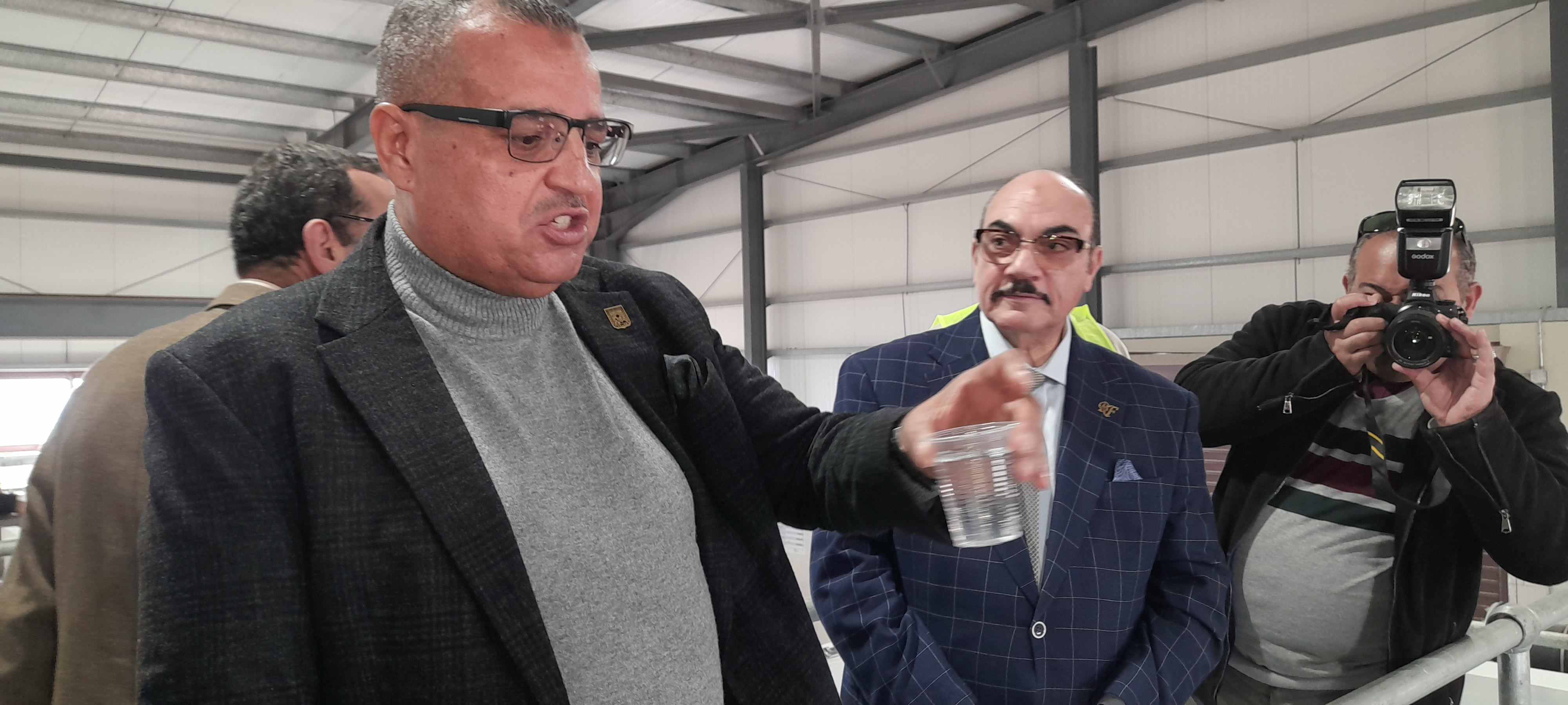 محافظ جنوب سيناء يشرب مياه محطة تحلية جنوب سيناء محافظ جنوب سيناء يشرب مياه محطة تحلية جنوب سيناء