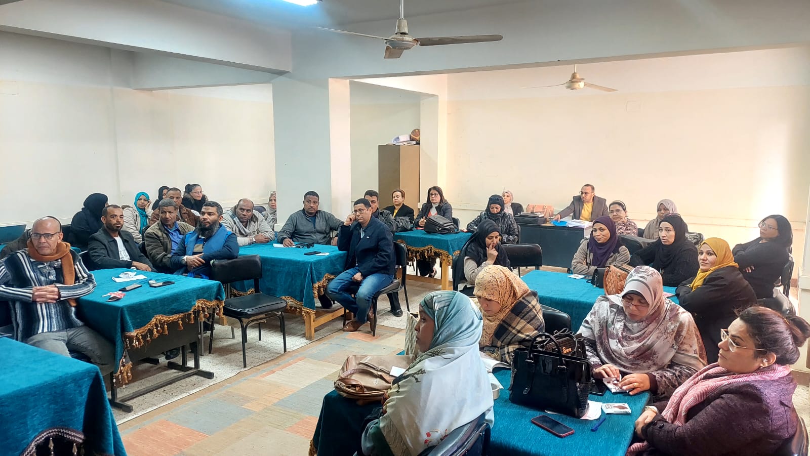 حضور ورشة عمل التقييم النهائي لمعلمي التعليم التجاري بالأقصر حضور ورشة عمل التقييم النهائي لمعلمي التعليم التجاري بالأقصر