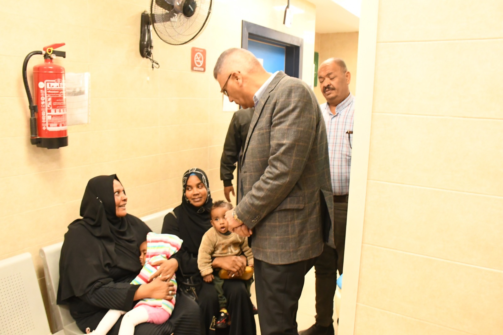 حاكم أسوان مع المواطنين حاكم أسوان مع المواطنين