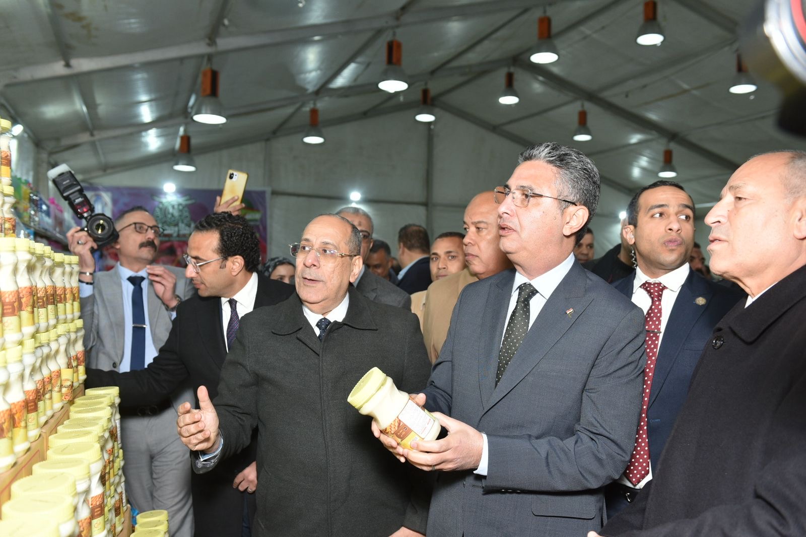 الدكتور شريف فاروق وزير التموين يتابع أسعار السلع بمعرض الشركة القابضة للصناعات الغذائية