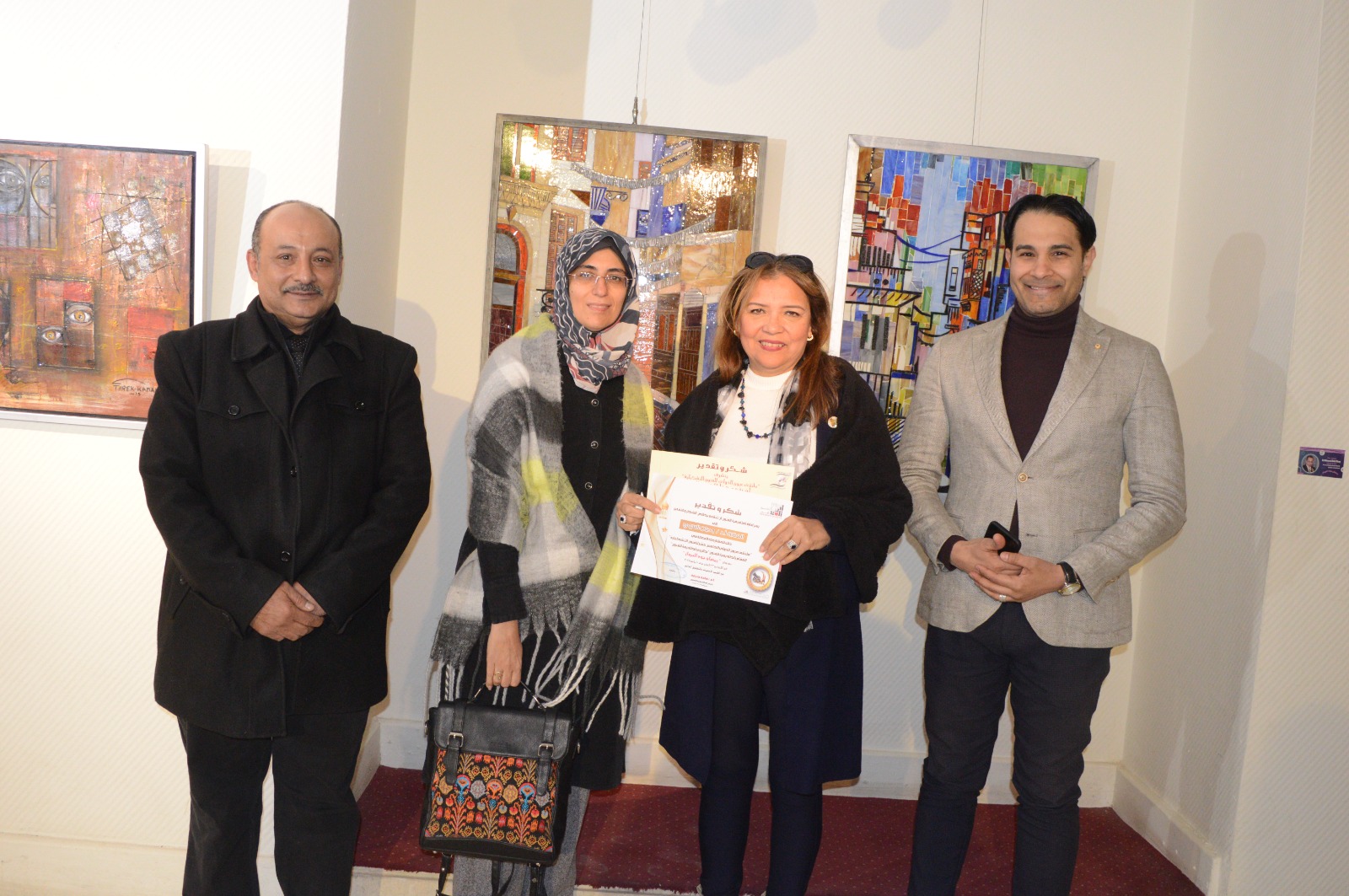 رئيس أكاديمية الفنون تفتتح معرض  رمضان جوه البرواز  (2)