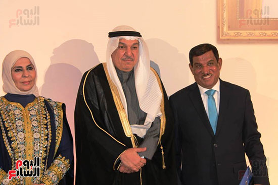 السفير الكويتى وحرمه مع أحد ضيوف الحفل السفير الكويتى وحرمه مع أحد ضيوف الحفل