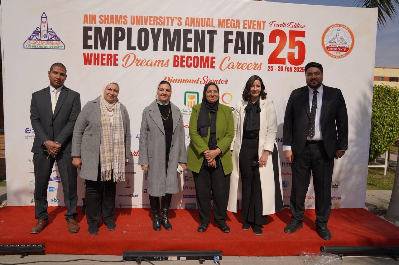 جانب من الافتتاح جانب من الافتتاح