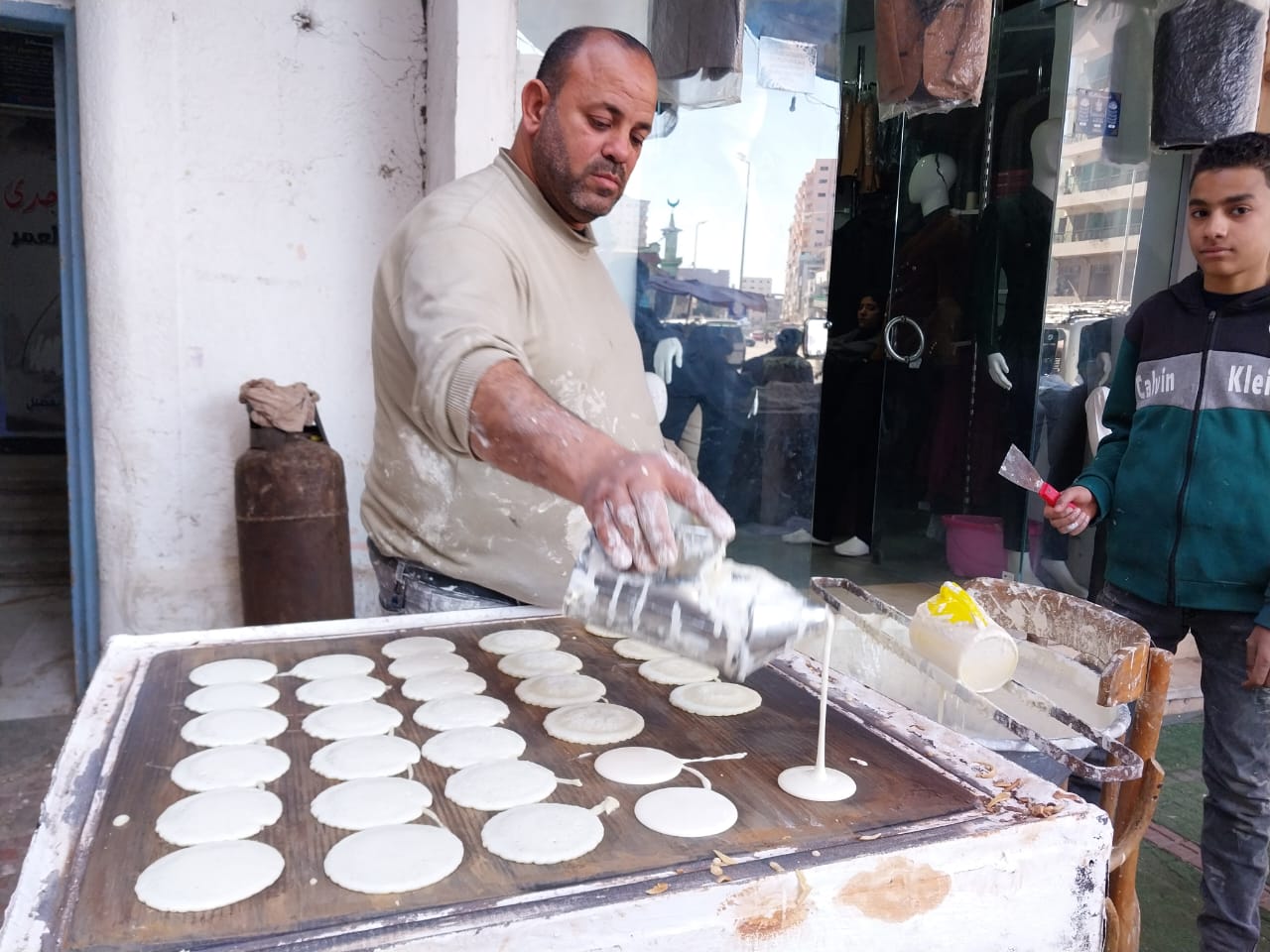 عم توكل صنايعي حلويات دمياطي (1)