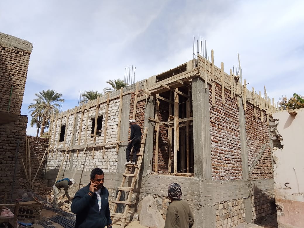 رصد بناء مخالف فى منطقة أرمنت الحيط بأرمنت